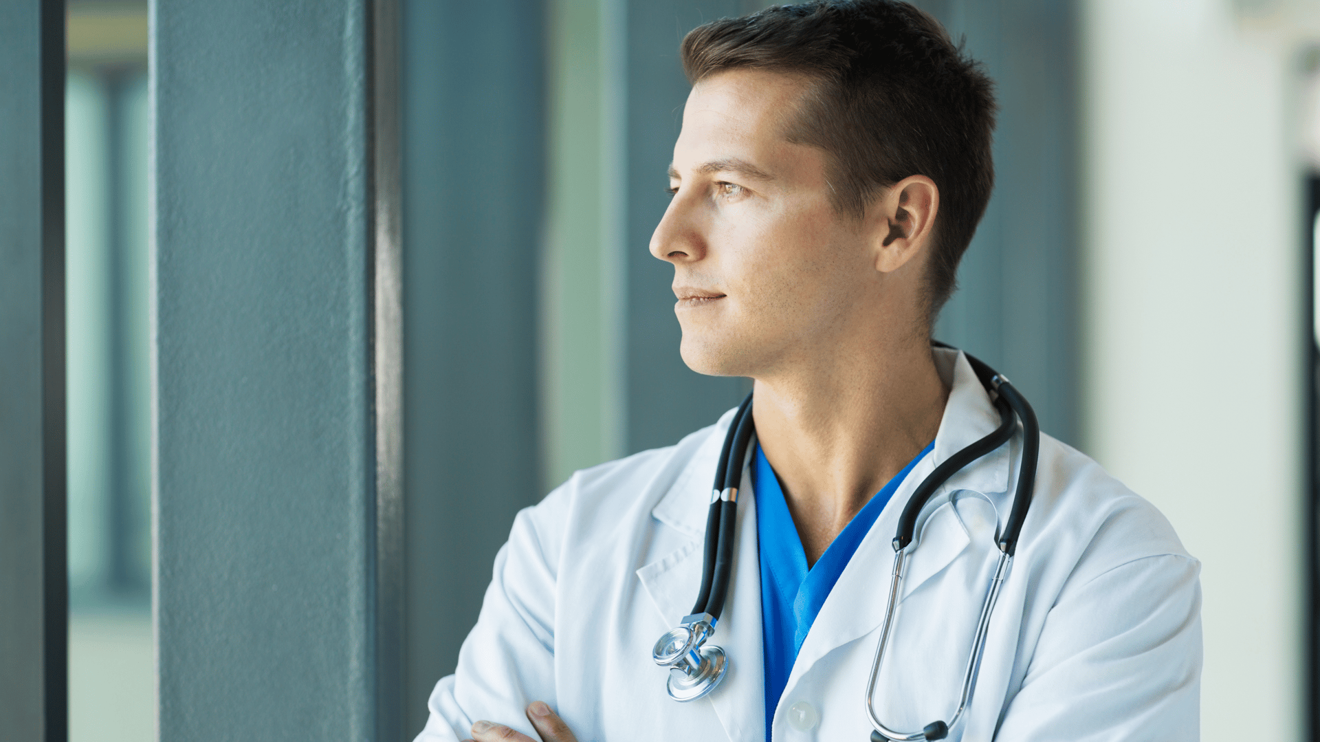 Arzt im Krankenhausflur